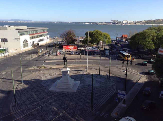 宿に戻りました。<br /><br />５階なので眺望がとても良い所ですが、古い建物故、エレベーターがありません。<br />幸い、宿のオーナーが親切な男性でスーツケースを運んでくれて助かりました。