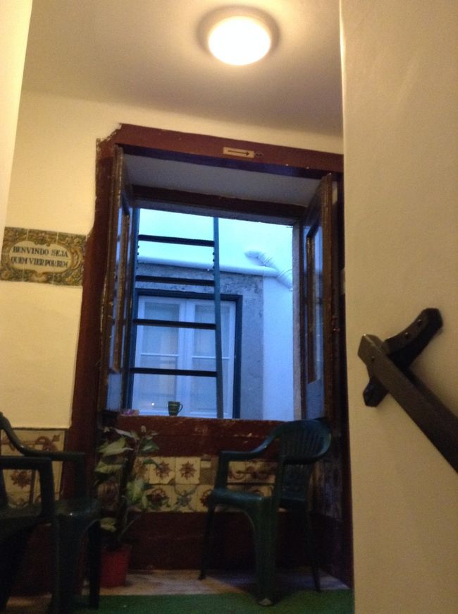 ５階の玄関前に、椅子が置いてあり窓が開放されていました。<br />何だろう？って思ったら・・・