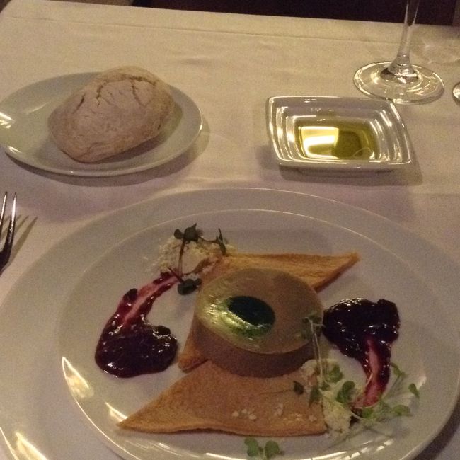 せっかくリスボンに来たのだから、ファドのレストランにでも行ってみようか・・<br />と思っていたら、歩き疲れた時に見つけました。