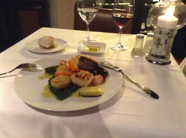 一品料理を頼むと、少ししか食べられないのでコースをお願いしました。<br />勿論、リスボン料理をお魚で<br /><br />料金は全部込みで55ユーロでした。（チャージ、飲み物込み）