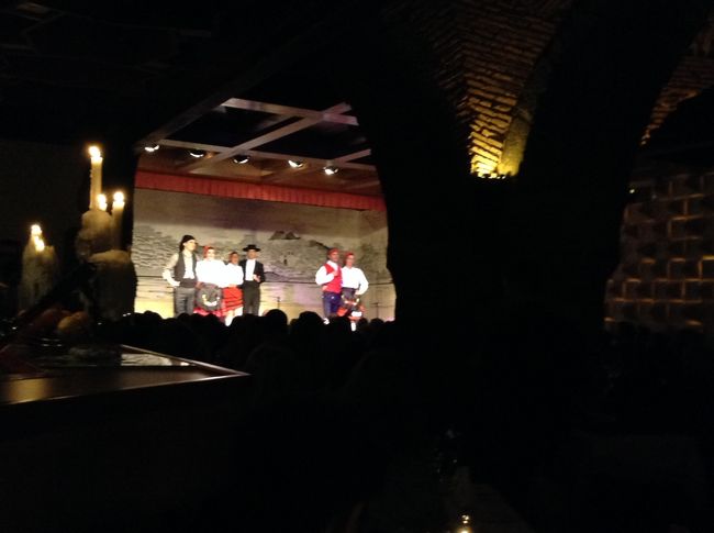 お店の中はほぼ満席でした。<br />入った時間が丁度良かったようで、飲み物や料理が運ばれるのとショーのタイミングはバッチリでした。<br /><br />ツアー客の為のショーが始まりました。