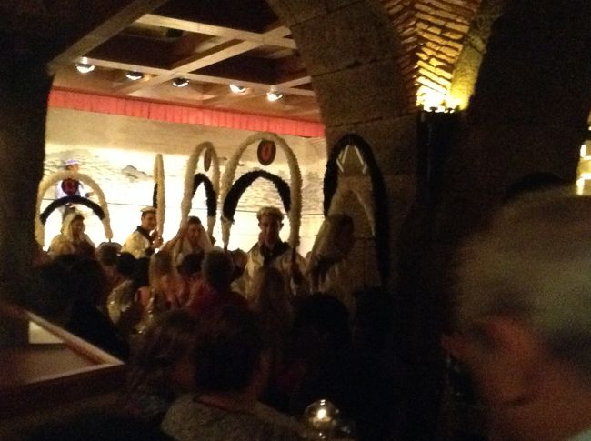 ショーの最後は、踊りながらお客さんの席を一回りします。