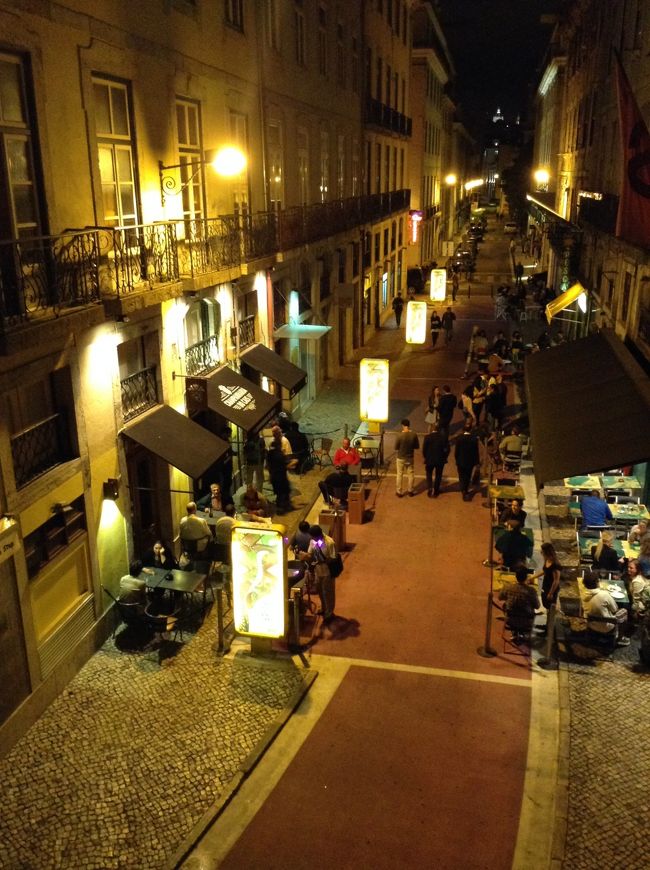 宿に帰る途中、午後11時近く<br />裏通りなのにまだまだお客さんがいっぱいでした。