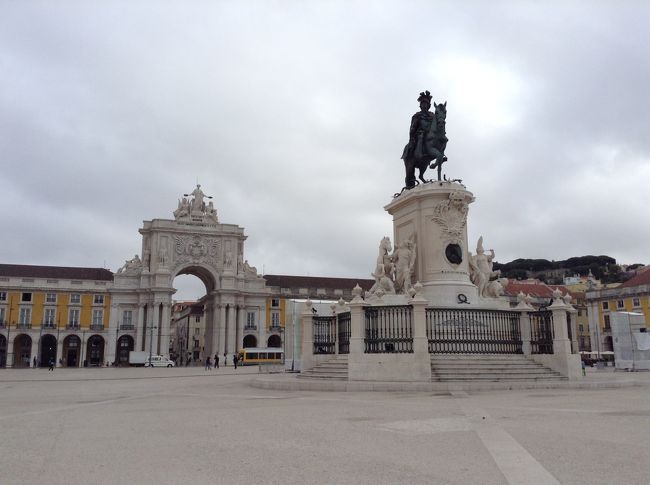 翌日、曇っていたのでホッとしました。<br />このくらいの方が暑くないので、ツアーバスに乗るには丁度良いのです。<br /><br />チケットは、「ツアーバス＋路面電車＋ファド鑑賞」でした。<br /><br />（ファド鑑賞は日曜休み。使用日が日曜だったので、使っていません。）<br />