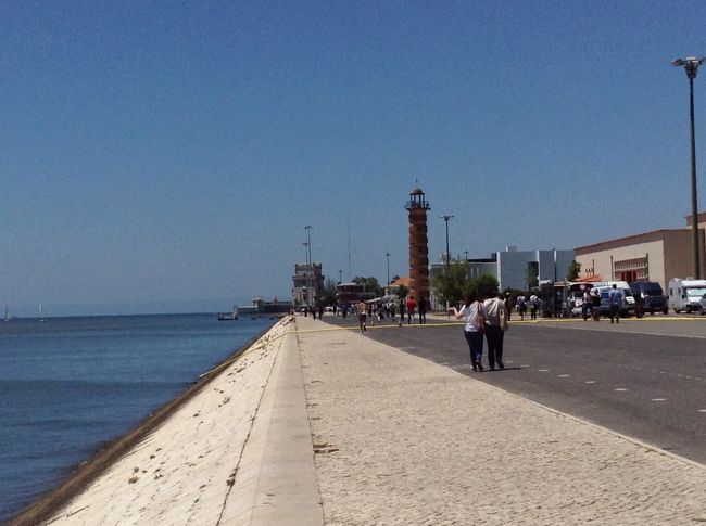 発見のモニュメントからべレンの塔まで歩いて行きます。