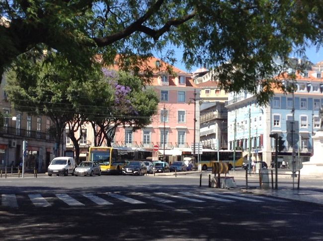 宿の目の前に空港行きのバス発着場があります。<br /><br />ピンクの建物の５階が宿泊した部屋でした。