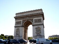 シャルル・ド・ゴール広場にあるのが……エトワール凱旋門なのです。
昔はエトワール広場という名前だったらしいです。
なので、エトワール凱旋門なのです。

でっかいです。
当たり前ですが、よく見慣れた……ラスべガスの凱旋門よりおっきいです。


