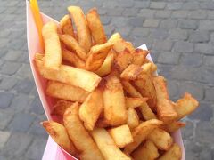 ベルギーのハイライト、「Fritland」へ。
ベルギーはフライドポテトの発祥地と言われていて、なかでも良さそうだったここのお店。
なかなか凄い量だけども、ポテト好きにはたまらん。
油っぽくないし、ポテトほくほくだし、何もつけないでそのままが一番美味しいかなって思った。
To Goしてそのままホテルへ。