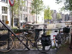 アムステルダムは運河とトラムと自転車の街！街並みは歩いていてとても楽しいです。