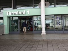 関西空港リムジンバスは、第1ターミナル4階に到着します。