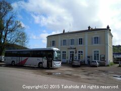 セルミゼル・ヴェズレー駅(Gare de Sermizelles - V&#233;zelay)

乗車券の販売は行っていないので、バスを含めてパリで往復分を購入しておきましょう。

セルミゼル・ヴェズレー駅(Gare de Sermizelles - V&#233;zelay)：https://translate.googleusercontent.com/translate_c?depth=1&hl=ja&rurl=translate.google.co.jp&sl=fr&tl=en&u=http://fr.wikipedia.org/wiki/Place_du_Ch%25C3%25A2tel_(Provins)&usg=ALkJrhio7kHM5jEYuXYqZVm3S8JiQoCHDw