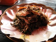  
少しウロウロしてから、車をおろしてもらった場所に戻ると
マンディラさんが待っててくれてランチタイムです。



バリでは牛を食べないのでバリの人気の食べ物　バビ・グリン（豚の丸焼き）が
食べれる有名なお店がここウブドにあるの。


お店の名前はイブ・オカ。　
現地でも有名なワルン（食堂）で現地の人もたくさんお店にはいます。
マンディラさんは席を確保してくれて注文も取ってくれました。

 

 

ワクワク・・・どんなかな〜〜。



と運ばれてきましたバビ・グリン！
（ほとんどみんなスペシャルを注文　スペシャルじゃないとトッピングが違うみたい。）
