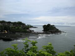 ウブドを見た後はタナロット寺院へ移動です。

 

ガイドのマンテラさんが空いてる裏側から連れて行ってくれました。
