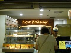 観光の後は・・・そうですお買いものへ！

バリは物価が安い！みんながウキウキするのがわかりますｗ
私も今回は買うものの目星をつけてきました。

 

今回ビンタンスーパー、カルフール、マタハリの3点に行きましたが、
品ぞろえの多さはカルフールかな？
クタに泊まってカルフールに行く手段がなければマタハリで充分かも

 

カルフールの入ってる中にロティボーイという有名なパンケーキやさんが！
お菓子系のチェックしっかりの香嬢。早速購入に。
