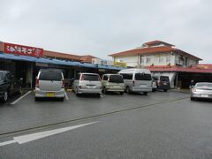 ホテルまでの道中、おんなの駅なかゆくい市場に立ち寄りました。
さーて何食べよう？？