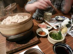 ホテルに到着して、ホテル内を少し散策して夕飯に向かいました。

この日は事前に予約しておいたホテル近くの「おきなわ料理　しまぶた屋」さんへ。

ここの特徴は、お通しのサラダ？野菜？食べ放題とあぐー豚のせいろ蒸し。

坊主は野菜スティックをポリポリしてました。

写真の料理はお店おすすめのせいろ蒸しです。