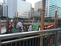 散策し、お宮や記念館を回った後の夕食は、東京湾を貸し切り船でクルーズしながらの宴席。常宿となった品川プリンスホテルにいったん戻って、チェックインを済ませ少し休憩のあと、歩いて屋形船「ゑびや」へ。