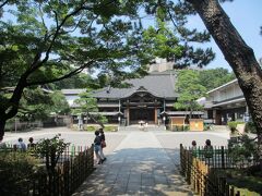 ７月１１日は朝８時４５分にロビー集合。荷物を預けた後、品川駅から一駅の泉岳寺へ。