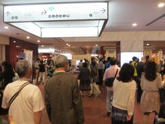 さて、本日のメインイベントに向かう。泉岳寺駅から都営線で東銀座に。地下通路から直結の歌舞伎座地下のグッズ売り場に。朝早くから大勢の観客、観光客でにぎわう。独特の雰囲気で、鑑賞気分が一気に高まる