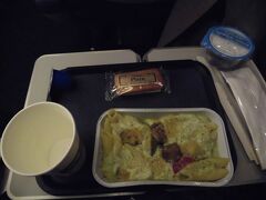 到着前の軽食。
パスタです。昼食よりも美味。
英国の航空会社なので全体的に食事のレベルは低いような・・・
