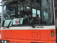 花巻空港では、このバスが福岡からの飛行機を待っててくれました。ローカル空港のこんな雰囲気、大好き！
盛岡へは約1時間。岩手山を目指すように走ります。