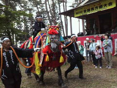 最終日6月８日。
いよいよ蒼前神社のちゃぐちゃぐ馬っこの祭礼の日です。

その昔、農耕を助けて働いてくれた愛馬を癒すため、馬の守り神である神社にお詣りする風習が生まれ、次第に華やかな行事になって行ったのだそうです。


盛岡駅前から臨時バスで滝沢村蒼前神社へ。バスは次から次へと来ました。

境内ではたくさんの馬たちと乗り手が準備をしていました。県外からの大勢の見物客も。