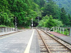 接岨峡温泉駅から井川駅方面を写す。

平成２６年９月に発生した線路障害のため、ここ『接岨峡温泉駅』から終点『井川駅』までは運休中なのです。

