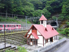 『アプトいちしろ駅』〜『長島ダム駅』までは、鉄道日本一の急勾配を昇り降りするため、アプト式機関車取り付け作業で数分間停車します。

列車を降りてダムや景色を眺めたり、取り付け作業を見ることができます。