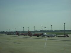 ドムアン空港、懐かしい飛行場です。

何十年振りでしょう。今はKCC 飛行場です。
しかし、スワナプーム飛行場と同額の空港使用料を徴収するとは、流石です。

さて、初めてのLCC とはどんなもんでしょう。
