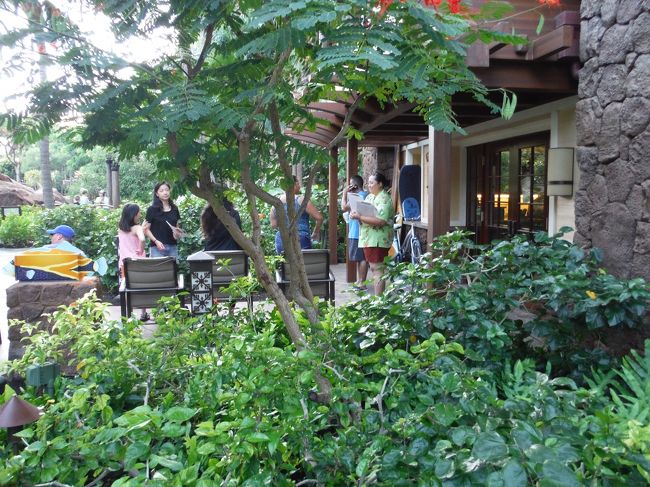 早起きして今日のキッズプログラムを聞こうとフロントへ。<br /><br />ステッチのスライム作りに参加させたいって言うと。アンティーズビーチハウスにみんな並んでるわよ！とのことで向かいました。<br /><br />６時５０分くらいだったけど、すでに１０人くらいならんでます。<br /><br />みんな近くのイスを引っ張ってきてました。