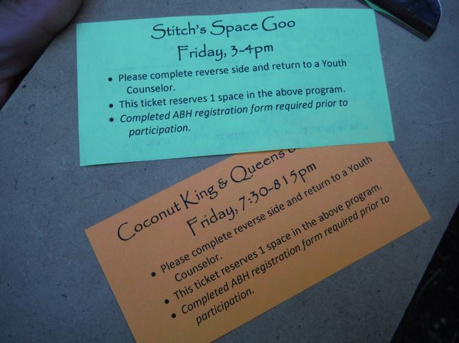 オール英語で説明があります。この時点で子供を預ける場合は迎えに行く人全員の登録をした方がよかったみたい。<br /><br />おなかすいたし、早く解放されたくてチケットもらったらすぐ列から離脱しました。みんな1時間は待ってたかと、、、。<br /><br />事前にネットから登録できますが、それだけじゃダメみたい。<br /><br />