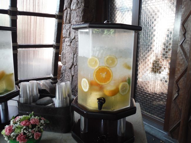 車を出してもらってる間にミッキー探し。<br /><br />今日はアラモアナとワイケレでショッピングです。<br /><br />セールってだけでわくわく！