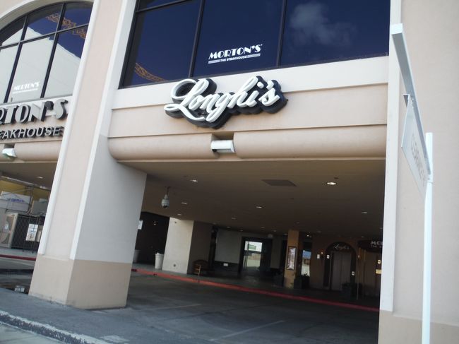 アラモアナの駐車場に入ったら海側へ。<br /><br />マリポサの先にある「ロンギース」です。