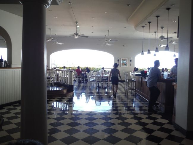 広くて明るい店内です。<br /><br />アメリカンな感じ！