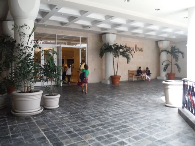 今回はパパのビジネスバックを物色していたのですが、なかなか思うようなものが見つからず、、、。<br /><br />ニーマンマーカスだったらなんかあるかも、、、！