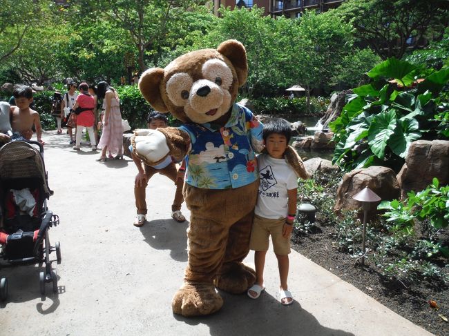 パパは隠れたつもりがばっちり写ってます、、、。<br /><br />キャラクターのみんなもバカンスにきてる設定ですもんね！