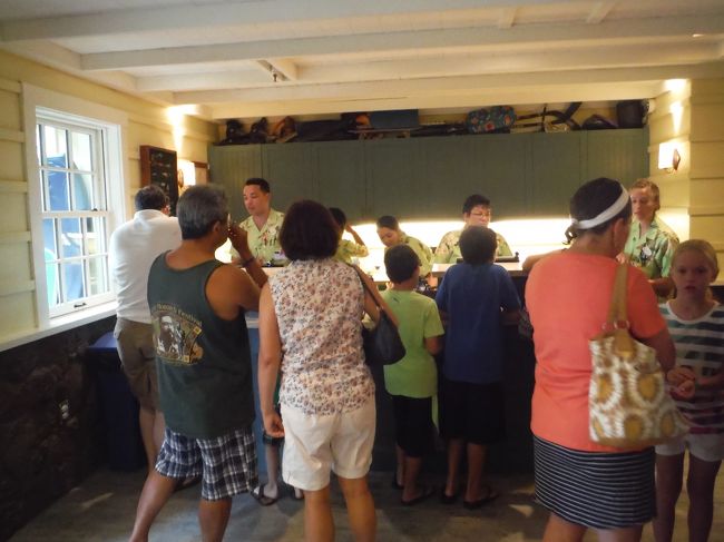 この日は込み合ってて、預ける時間に制限がありました。<br /><br />登録の書類を書いて子供にバンド（１３．５＄）が巻かれます。日本語ＯＫのスタッフがいるので安心です。登録する人全部のカードキーが必要です。