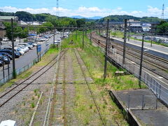 【近江鉄道】貴生川駅の改札を通り、階段を上がったところ。
右手がJR草津線、その右奥が【信楽高原鉄道】