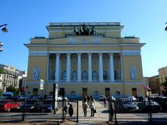 広場の奥にはアレクサンドリンスキー劇場。
サンクトペテルブルクで最も古い劇場だとか。
モスクワのボリショイ劇場に少し似ているような。