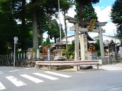 駅前の道なりに色々な信楽焼のお店を見ながら、まずは新宮神社にお参り。