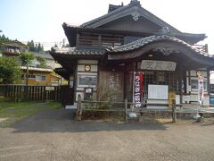 ガニ湯の前にあるレストラン付旅館です。すごく迫力のある建物です。
次ぎ来たら泊まってみたいと思った旅館です。