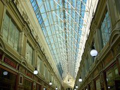 ネフスキー大通りを少し戻って、パッサージュ百貨店のアーケードを通り抜けます。
ヨーロッパでよく見る天井ガラス張りの商店街。モスクワのグム百貨店にも似てる。