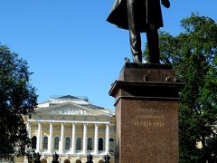 芸術広場へやって来ました。広場の真ん中にはプーシキン像。
プーシキンはロシアの有名な詩人･作家で、
作品の幾つかは、ロシアの作曲家たちによってオペラ化されている。