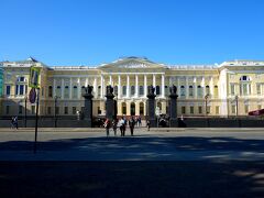 芸術広場に面して建っているのはロシア美術館。
ミハイロフ宮殿を建物として使用。
今回中へは入りませんでしたが、次回ロシアに来た時の為にとっておく。