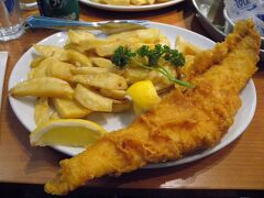ロンドンに戻り、食べなければいけないと思っていたフィッシュアンドチップス・・・。適当にお店を選ぶのは少々勇気が必要だったので、ガイドブックに載っていたところにいきました。まず、魚の種類を選ぶことにちょっとびっくり。そして、その大きさにびっくり。味は普通においしかったですが、揚げ物オンリーの大皿で食べ切れませんでした^^;