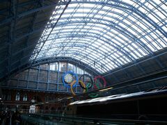 ユーロスターでパリからロンドン・キングスクロス駅に到着！実はこの時ロンドンオリンピックの前だったので、こんな五輪がありました。