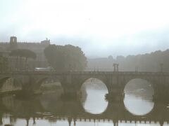 翌日はバチカン美術館へ！朝のアルノ川も幻想的です。向こうに見えるのはサンタンジェロ橋です。