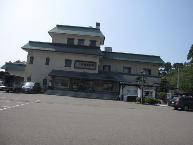 城前の駐車場。前の建物は土産物屋。