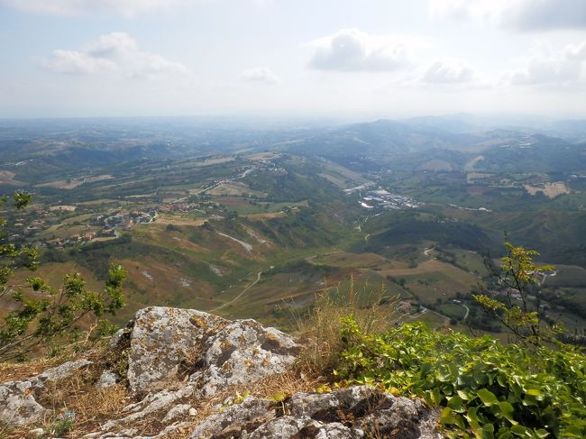 眼下はサンマリノの街ではなくなり、どんよりとした田舎の風景です。