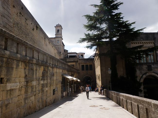 リベルタ広場のすぐ下の通路も素晴らしい景観です！